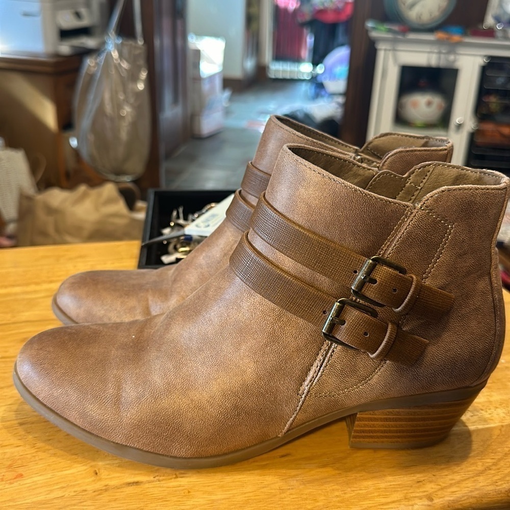 Relativity tan ankle boots an excellent used condition very lightly used. size 8